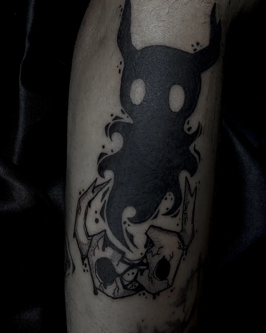 Tatuagem de Hollow Knight em preto chapado