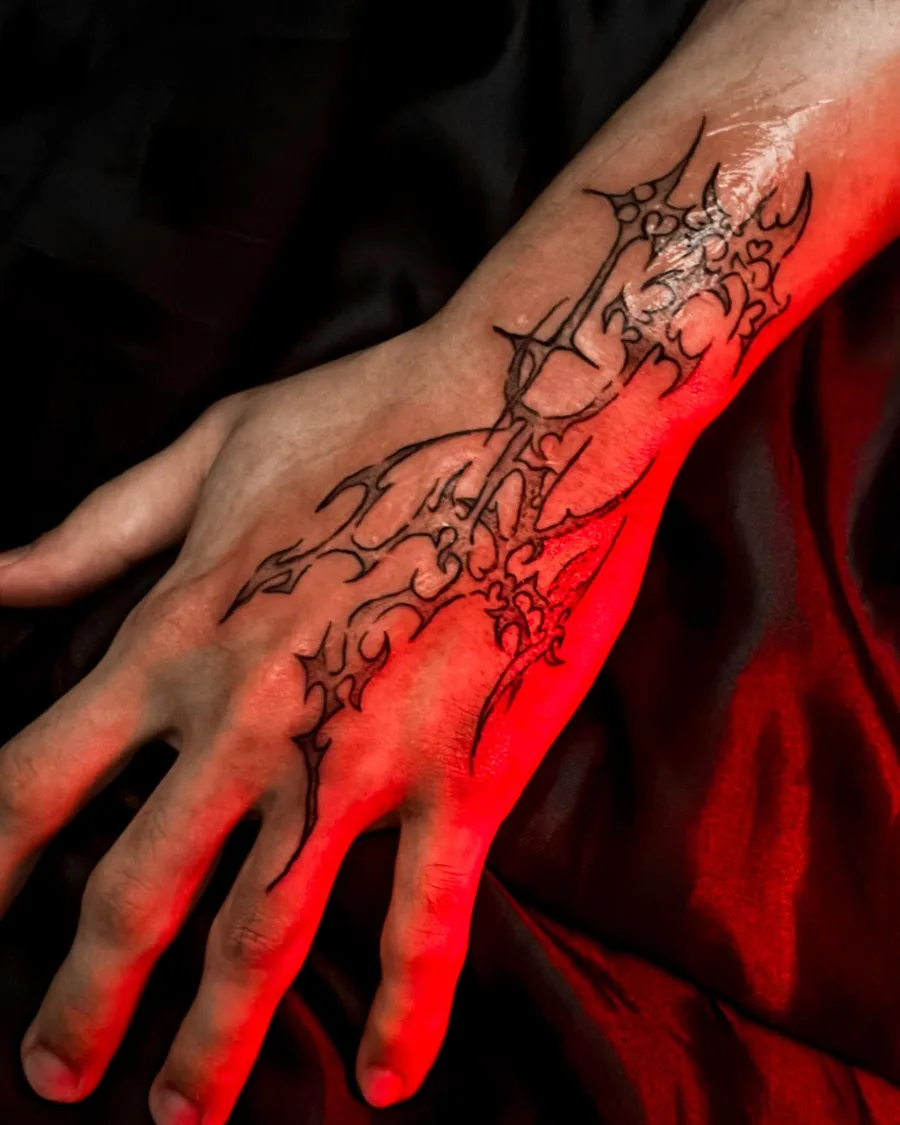 Cybersigil na mão com luz vermelha