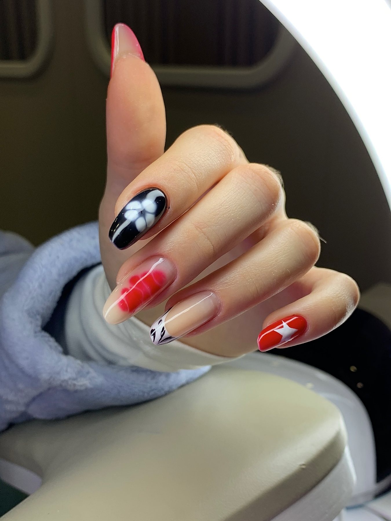 Nail Art com flor, listras e estrela — Lenny Amorim Beauty Studio