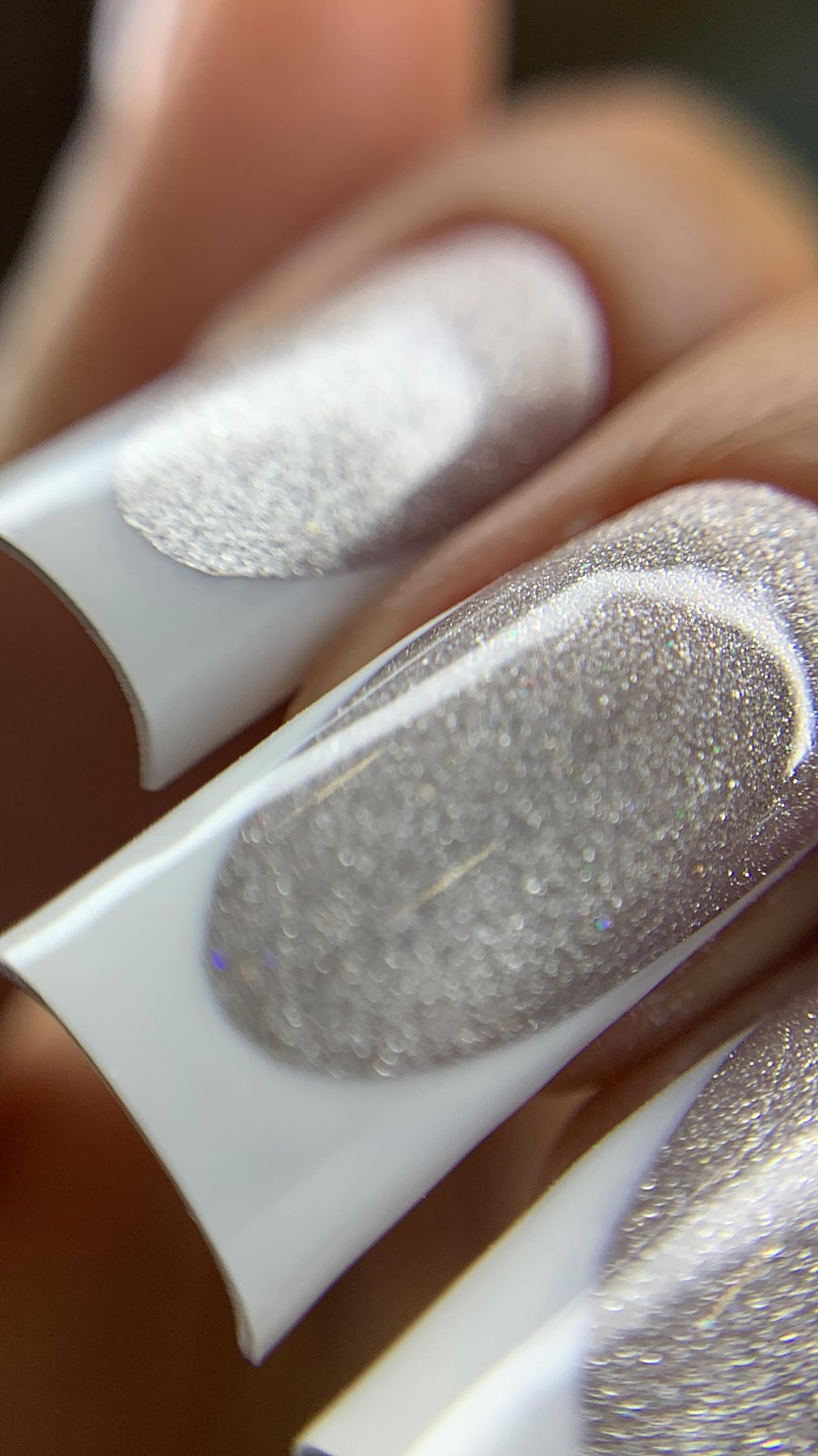 Encapsulada com glitter prateado, macro — Lenny Amorim Beauty Studio