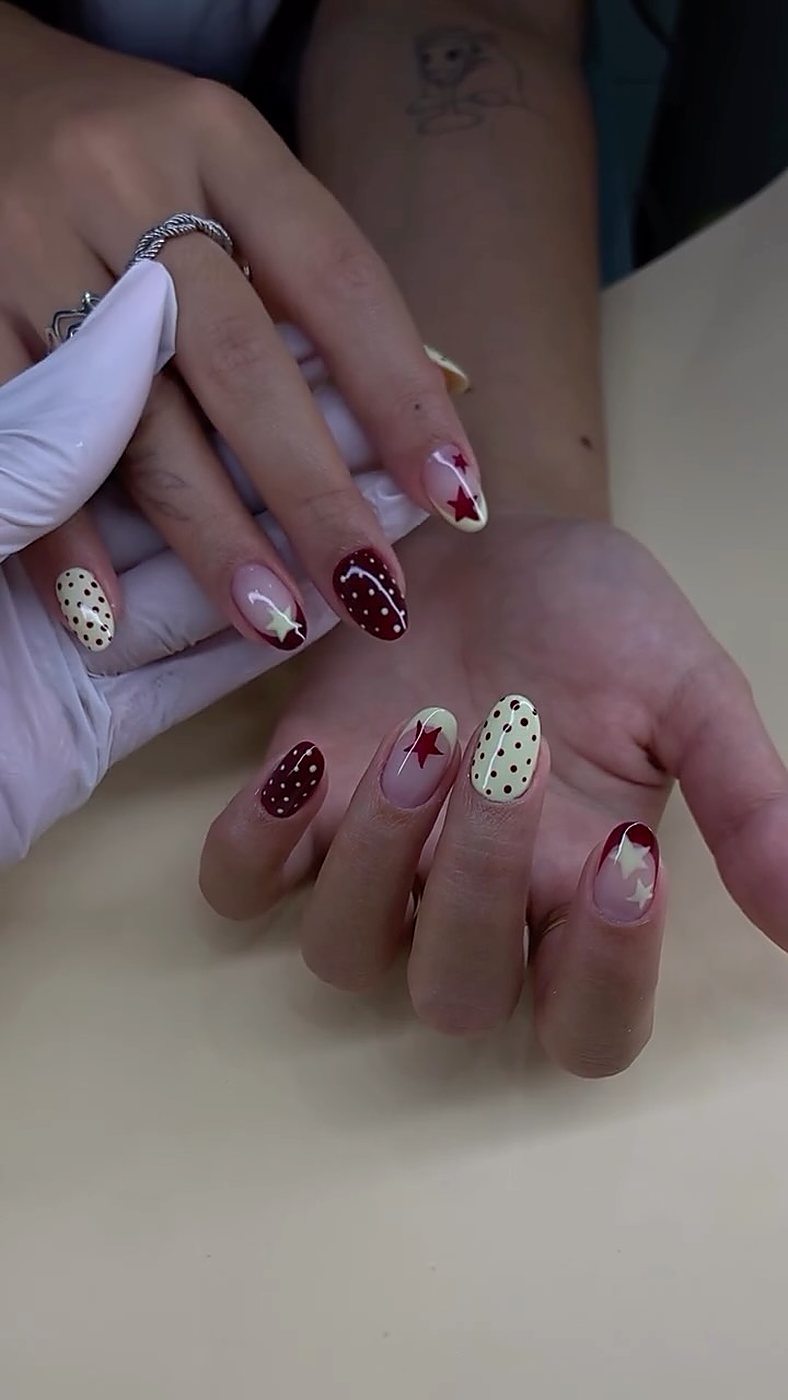 Nail Art bordô com bolinhas e estrela — Lenny Amorim Beauty Studio