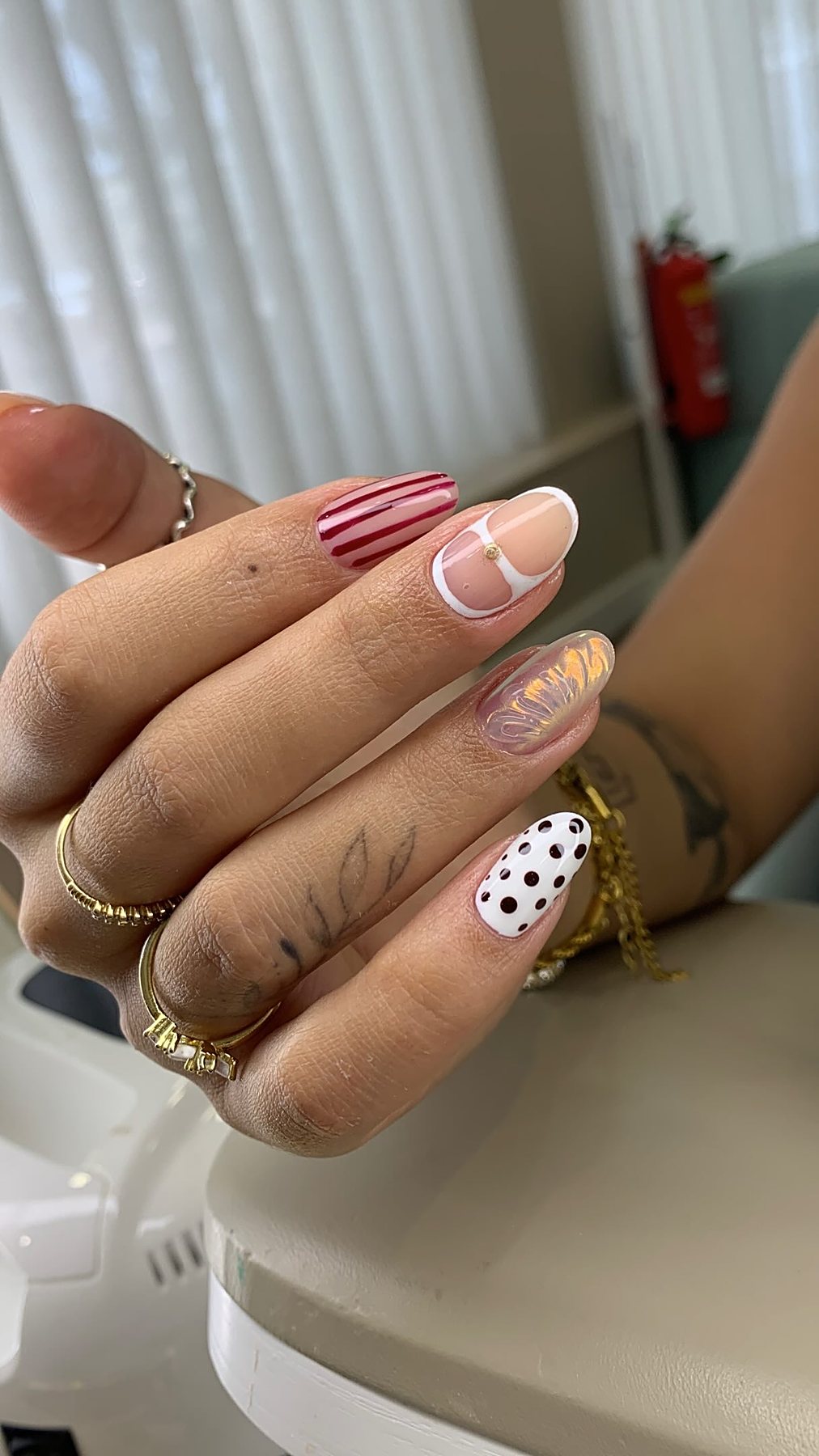 Nail Art com listras, bolinhas e dourado — Lenny Amorim Beauty Studio