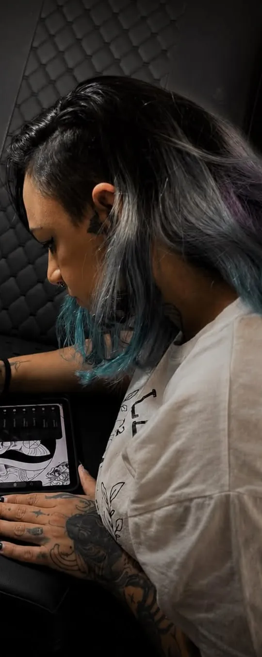 Bárbara desenhando no tablet
