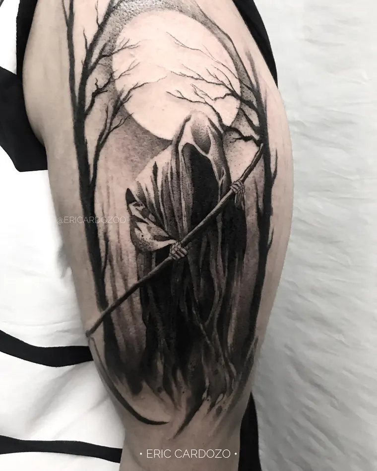 Ceifador sob a lua, tatuagem blackwork por Eric Cardozo