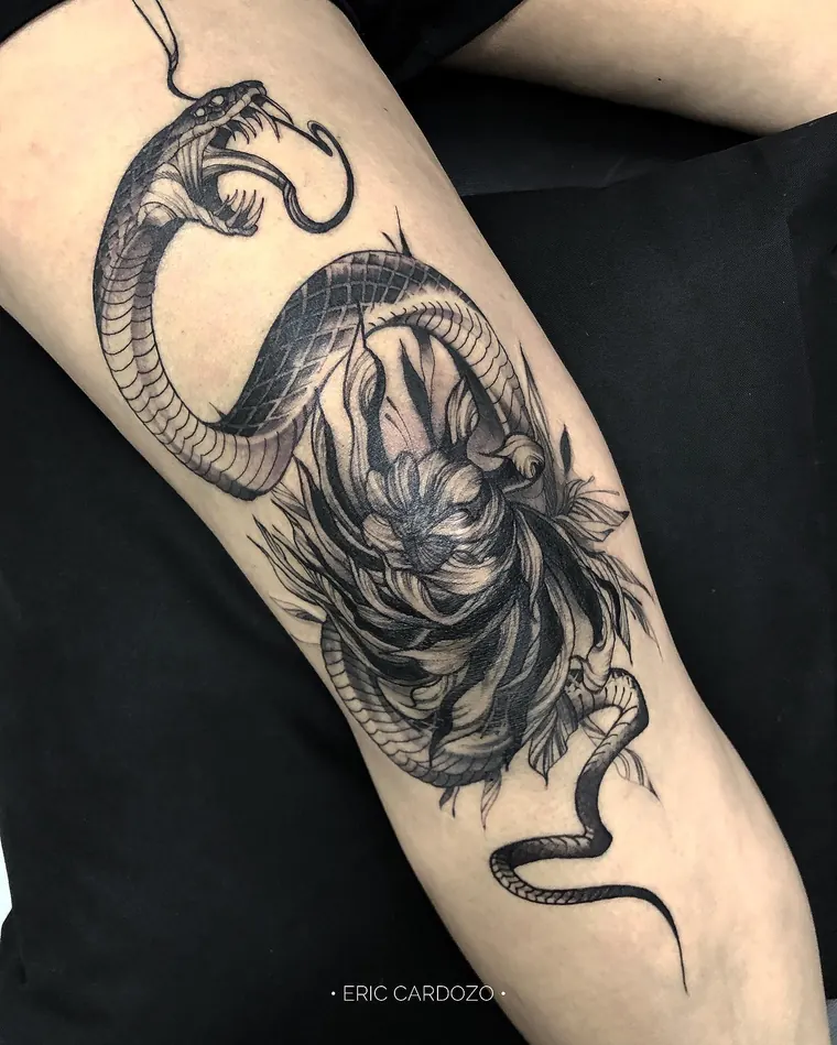 Cobra e leão, tatuagem neo-oriental por Eric Cardozo