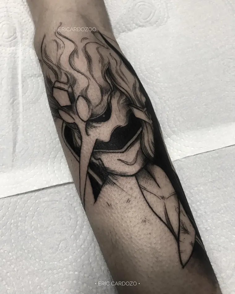 Chama e máscara, tatuagem blackwork por Eric Cardozo