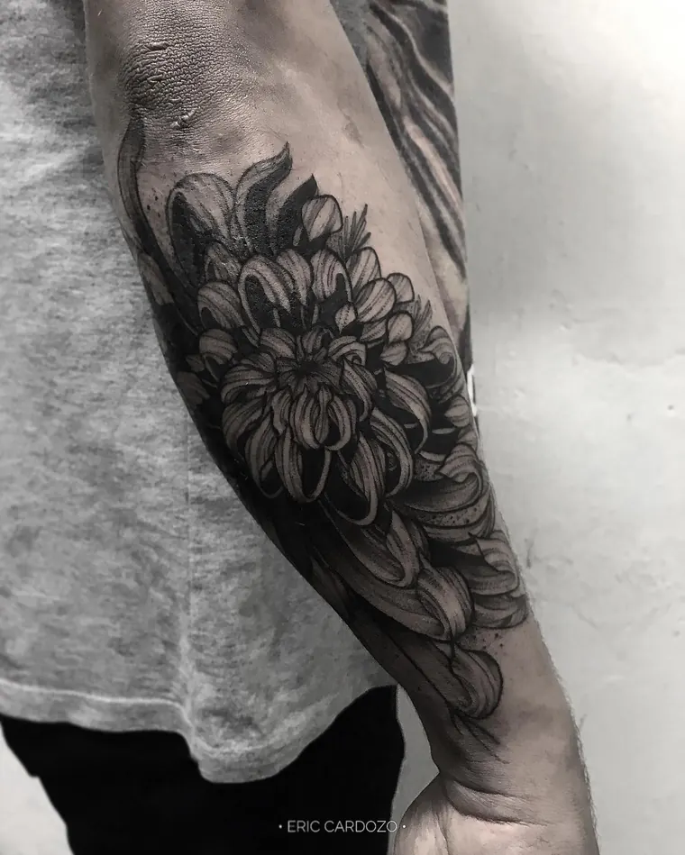 Crisântemo sombreado, tatuagem neo-oriental por Eric Cardozo