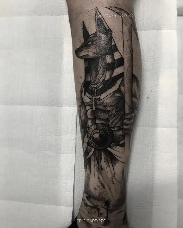 Anúbis, tatuagem blackwork por Eric Cardozo