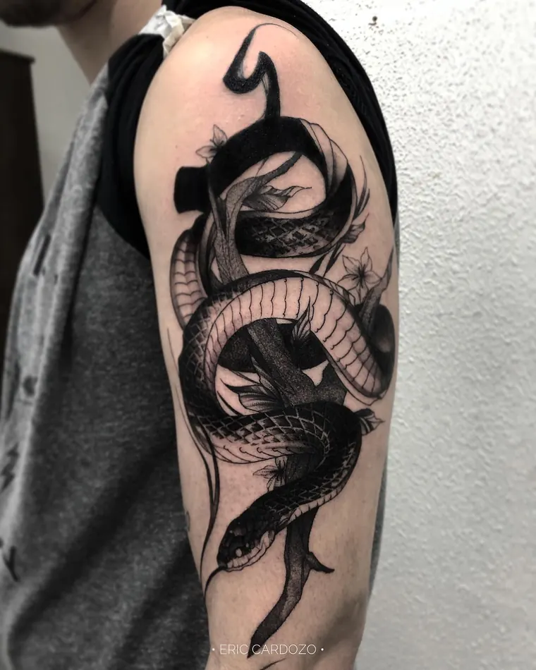 Serpente enrolada, tatuagem neo-oriental por Eric Cardozo