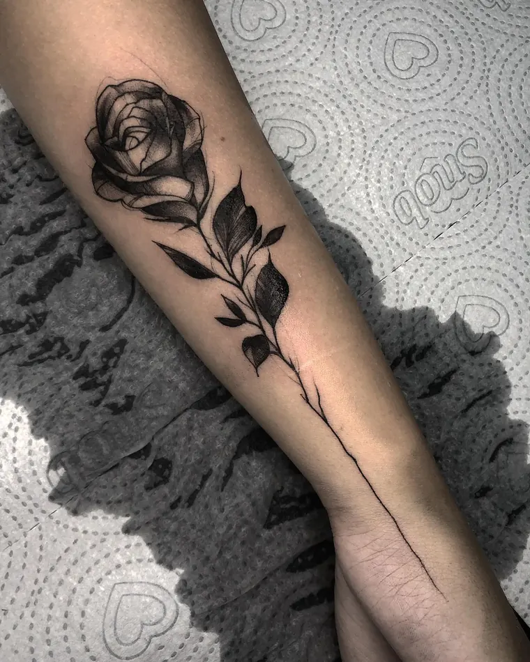 Rosa de haste longa, tatuagem fineline por Eric Cardozo