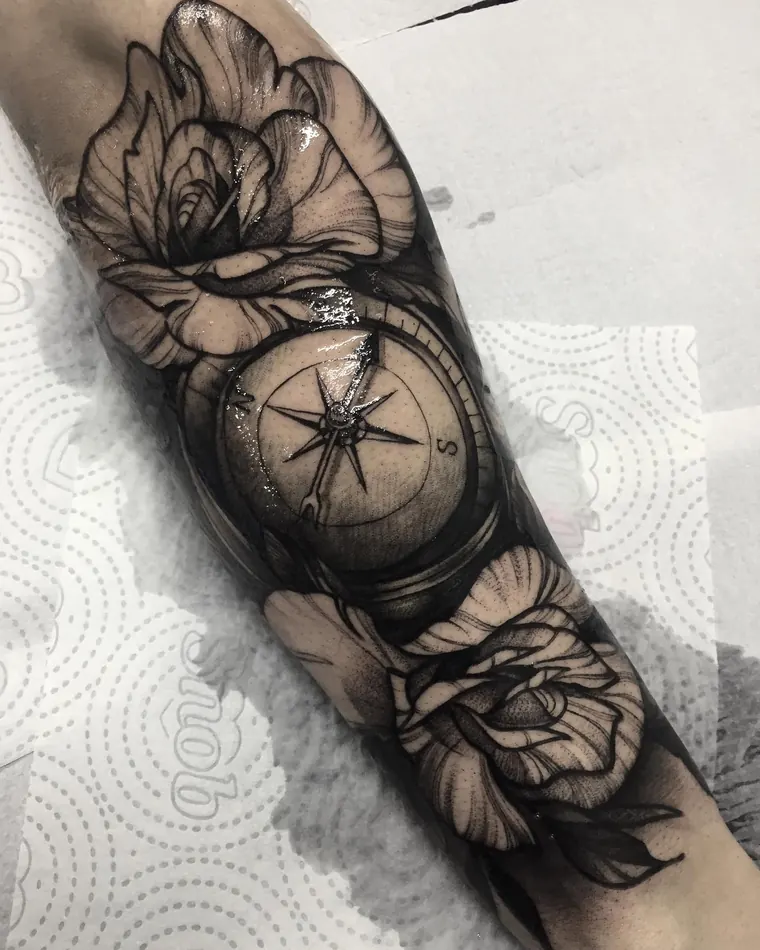 Bússola e magnólias, tatuagem fineline por Eric Cardozo