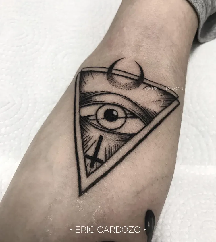 Olho e lua crescente, tatuagem fineline por Eric Cardozo