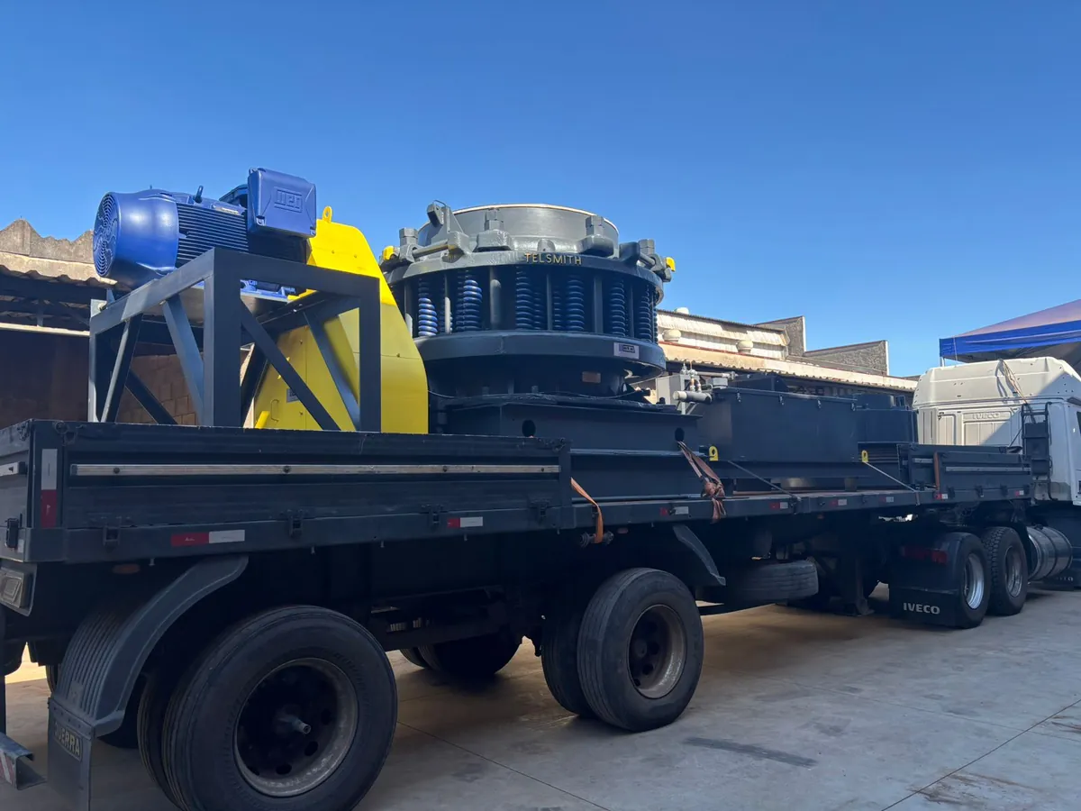 Britador girosférico Telsmith reformado, com motor e base, carregado em carreta